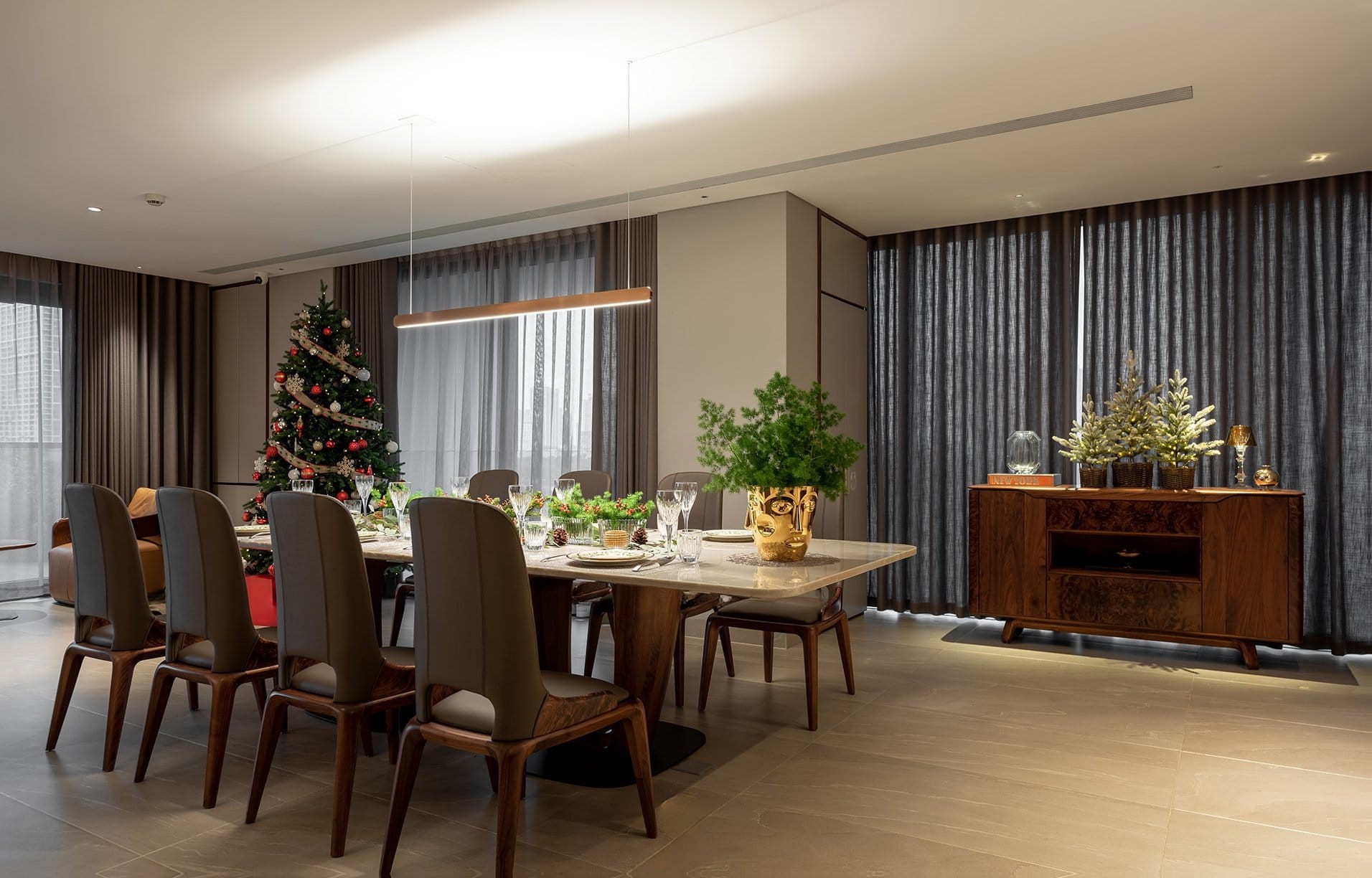 Bàn ăn mặt đá cao cấp hình chữ nhật với chân trụ gỗ chữ U và ghế bọc da ghi đậm sang trọng