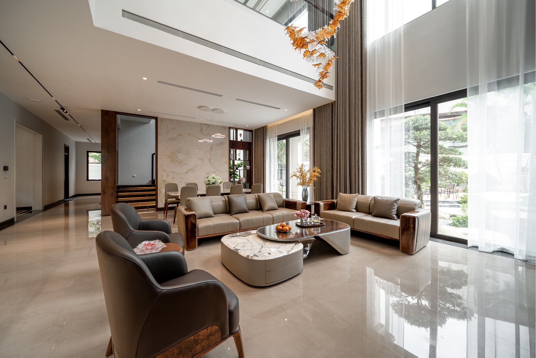 Mẫu sofa gỗ đẹp chữ I kết hợp ghế đơn bọc da và bàn trà mặt đá sang trọng