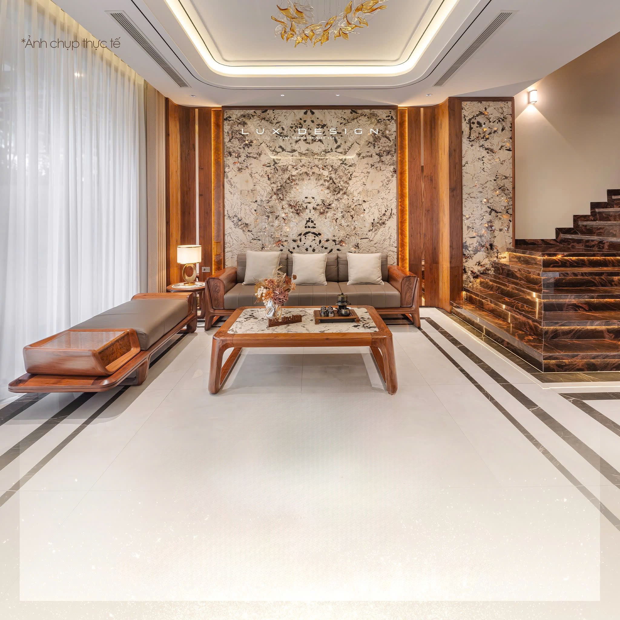 Sofa gỗ cho phòng khách nhỏ hiện đại với bàn trà mặt đá marble