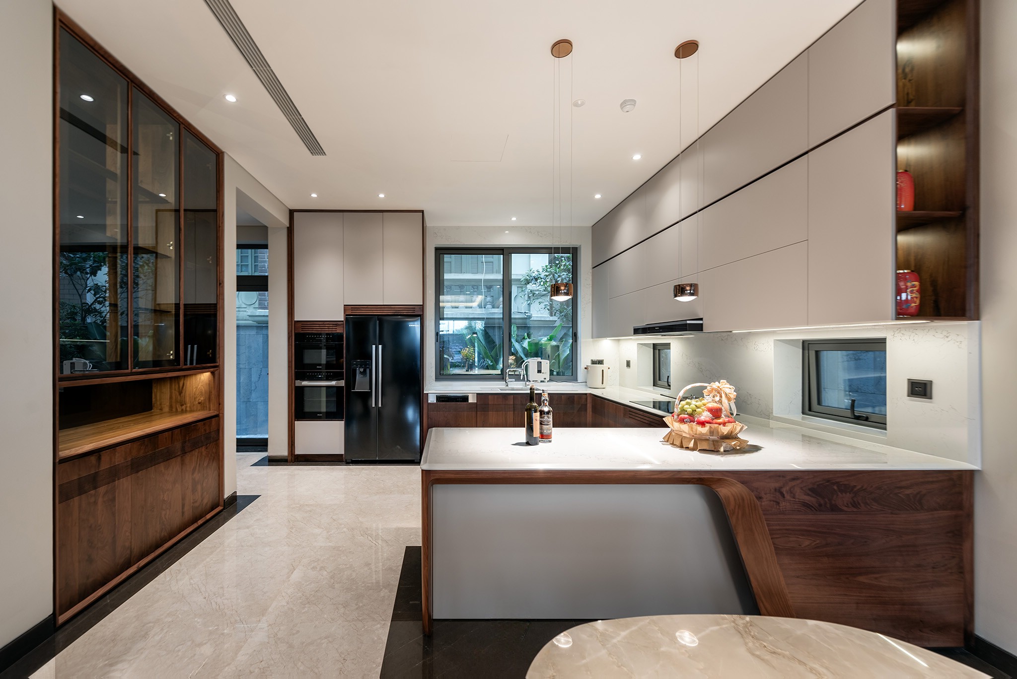 Tủ bếp cánh acrylic chữ L cao kịch trần hiện đại màu trắng nâu sang trọng