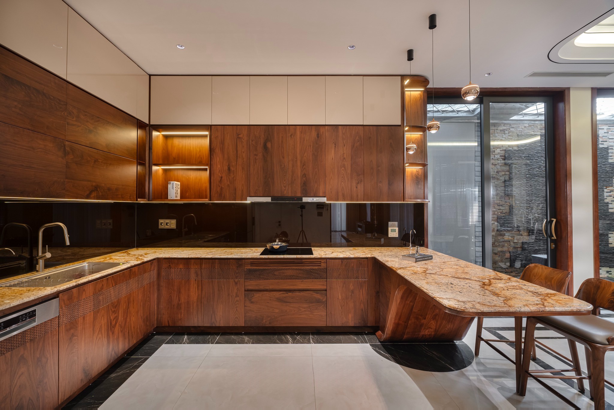 Tủ bếp cao cấp chữ L cao kịch trần với gỗ acrylic trắng và gỗ óc chó